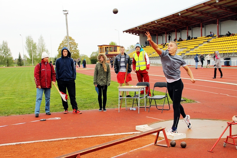 Lauris Kaufmanis (grūž lodi) Valmierā izcīnīja divas godalgas. 
Autors: Foto no «Bauskas Dzīves» arhīva. 