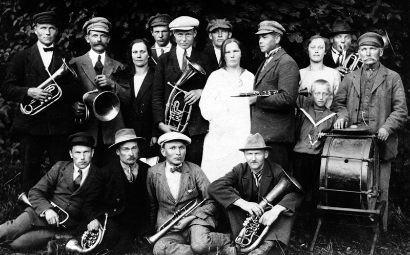 Pūtēju orķestris Pāces muižas parkā pirms zaļumballes.
Autors: Foto no Bauskas novadpētniecības un mākslas muzeja krājuma.
