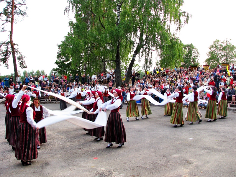 Dziesmu un deju svētkos Vecumnieku estrādē publiku priecē sieviešu deju kopas.
Autors: Foto – Vilnis Auzāns