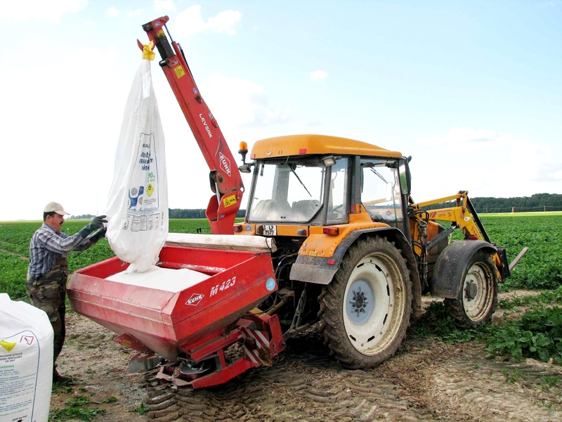 Arnolds Jātnieks savā saimniecībā Codes pagastā, kamēr nav iespējams miglot, steidz rapšu laukā izsēt amonija nitrātu.
Autors: Vilnis Auzāns