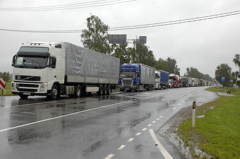 Latvijā otrdien, 1. jūlijā, ieviestā maksa par valsts galveno autoceļu izmantošanu radīja vairāku kilometru garu auto rindu uz ceļa A7.
Autors: Ivars Bogdanovs