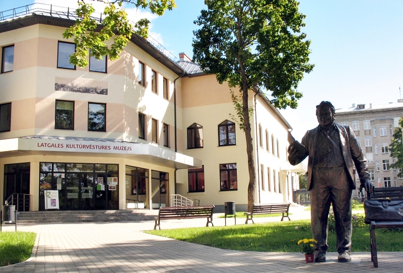 Antona Kūkoja statuja pie Latgales kultūrvēstures muzeja. 
Autors: no rezekne.lv