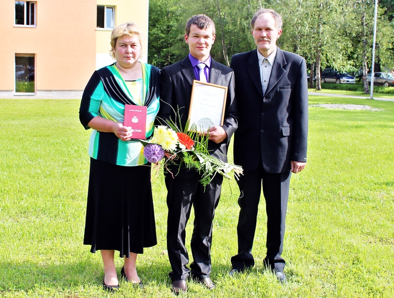 Māris Karašnieks no Vecsaules ir skolas vēsturē 5000. absolvents. Attēlā viņš kopā ar vecākiem Svetlanu un Mārtiņu.
Autors: Foto no Saulaines profesionālās vidusskolas albuma.