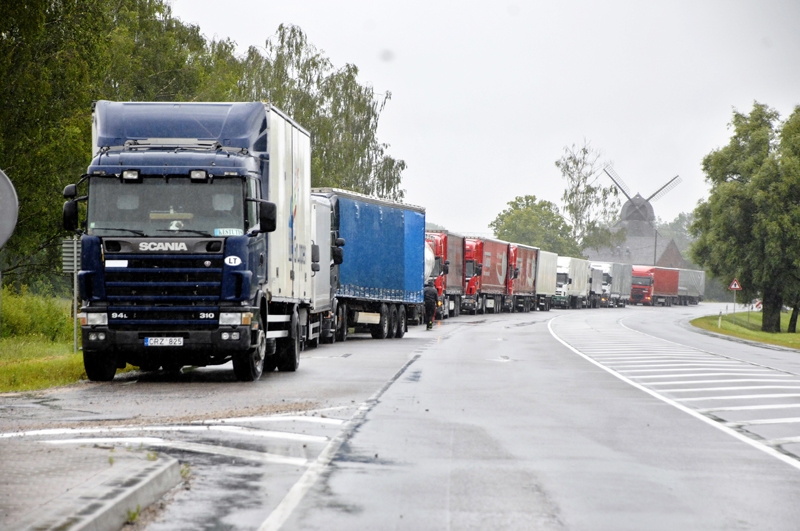 Bauskas novada Ceraukstē ir vairāku kilometru gara auto rinda uz maģistrāles A7, ko radījusi Latvijā otrdien, 1. jūlijā, ieviestā maksa par valsts galveno autoceļu izmantošanu.
Autors: Foto – Ivars Bogdanovs