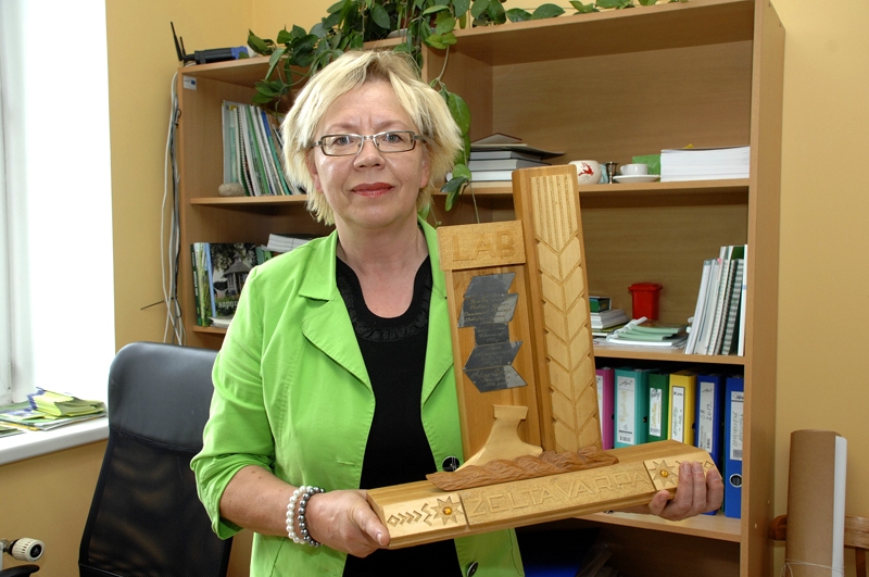  Latvijas Lauku konsultāciju un izglītības centra Bauskas konsultāciju biroja darbiniece Ieva Litiņa augstu novērtēja kolēģu apbalvojumu.

Autors: Ivars Bogdanovs