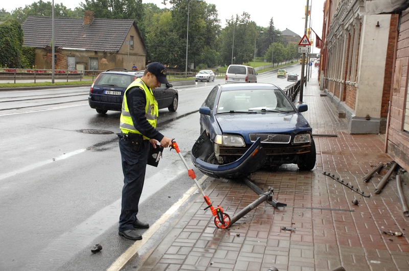 Bauskā, Kalna un Plūdoņa ielas krustojumā, otrdien, 1. jūlijā, ceļu policisti dokumentē satiksmes negadījumu. 

Autors: Ivars Bogdanovs
