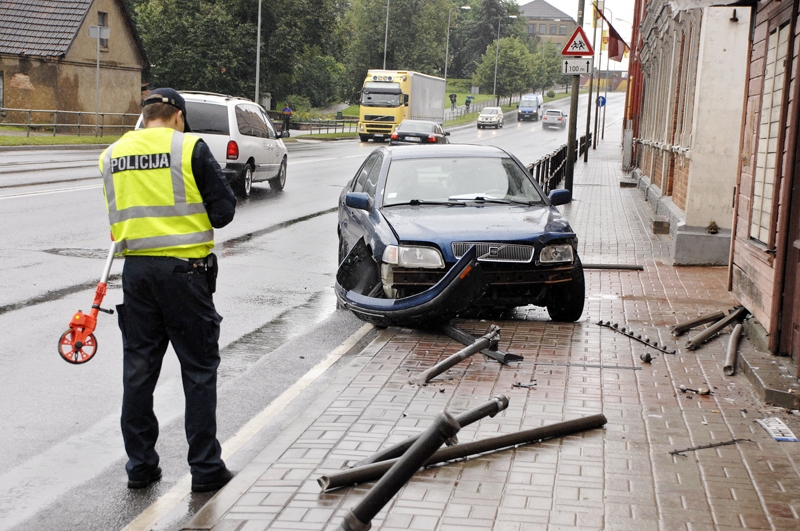 Bauskā, Kalna un Plūdoņa ielas krustojumā, otrdien, 1. jūlijā, ceļu policisti dokumentē satiksmes negadījumu. 
Autors: Ivars Bogdanovs