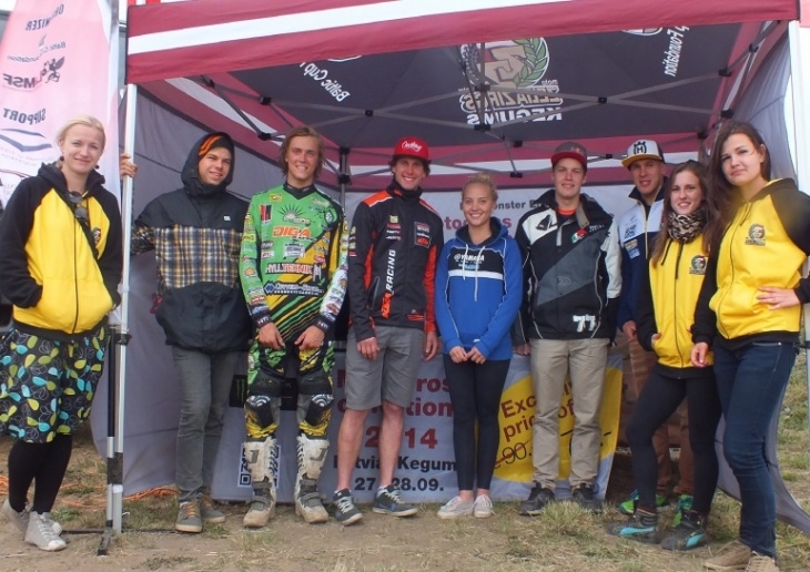 Tomass Šileika (trešais no kreisās) kopā ar Latvijas labākajiem sportistiem sacīkstēs Vācijā. 
Autors:  motokross.lv