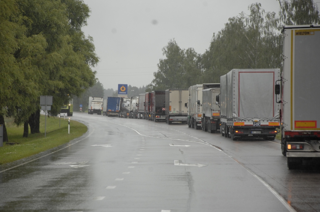 Vēl ceturtdien, 3. jūlijā, A7 malā pie DUS bija mašīnu rinda.
Autors: Ivars Bogdanovs