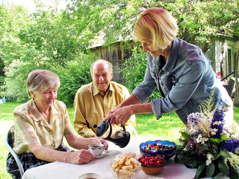 Rīnu ģimenei jūlijs ir svētku mēnesis. Apsveikt tēvu Gunāru Rīnu ieradusies arī meita Anita no Slovākijas. 
Autors: Vilnis Auzāns