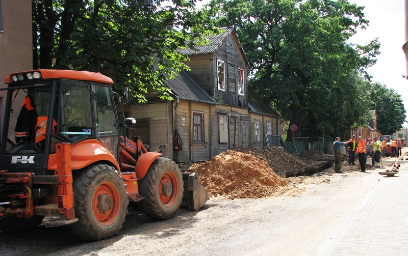 Bauskā, Rīgas ielā, SIA «Viona» meistari veic dažādu pazemes komunikāciju tīklu nomaiņu. 
Autors: Foto – Vilnis Auzāns