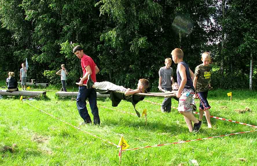 Jaunsargu vasaras nometnes dalībniekiem jāveic dažādi uzdevumi, arī šķēršļu pārvarēšanā kopā ar «cietušajiem» biedriem. 
Autors: Vilnis Auzāns