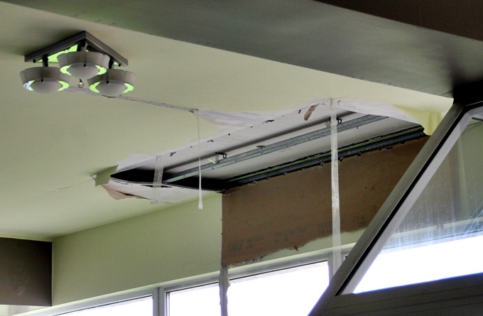 Viena no griestu plāksnēm daļēji atdalījusies, citur uzbriedušas šuves. 
Autors: Uldis Varnevičs