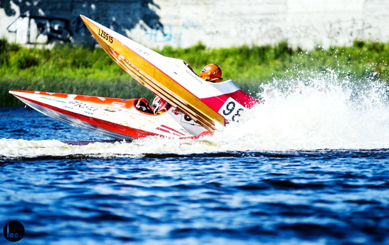 Endijas Zaumanes (tālākā laiva) un Niklāva Paroļa cīkstēšanās noritēja uz sadursmes robežas. 
Autors: Viesturs Lācis