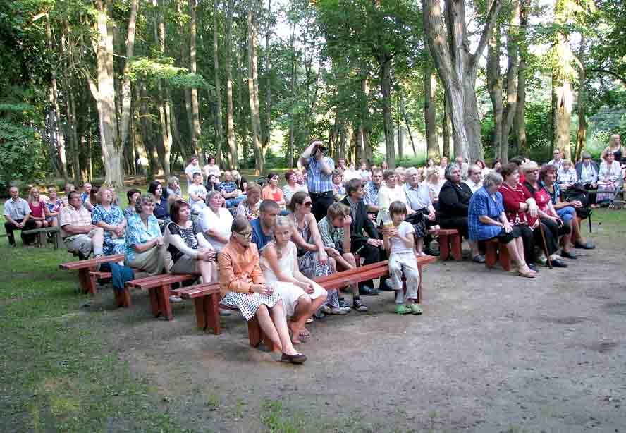Novadnieku tikšanās pasākumā «Budberga laikmetu griežos» parasti pulcējas tuvi un tāli.
Autors: Vilnis Auzāns