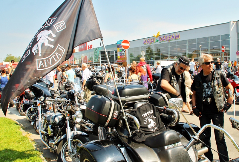 Valdis Vilks (no labās) un Gūrijs Bulle pie tricikla ar kluba «Bucefals» karogu. 
Autors: Uldis Varnevičs