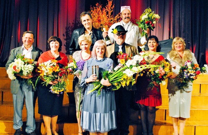 «Dadži» – aktieransamblis lugā «Barona Bundula atgriešanās». Režisore Evita Vanaga – centrā.
Autors: Foto – Katrīna Vanaga