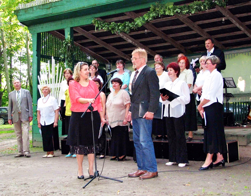 
Ivars Žindulis, kādreizējais brunavietis (no labās), Brunavas pagasta kultūras darba organizatorei Jurgitai Druseikai stāsta par skolas gaitām Mežgaļu pamatskolā. Estrādē jauktais koris «Grenctāle». 
Autors: Vilnis Auzāns