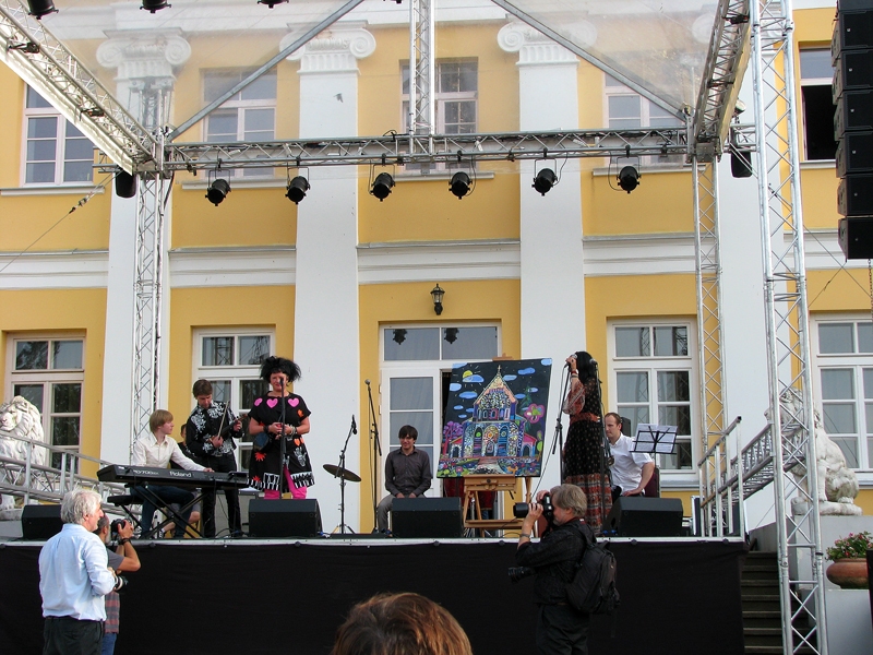 Labdarības pasākuma «Uzcel savu baznīcu!» koncertā skatītājiem tika demonstrēta kopīgi darinātā glezna. 
Autors: Vilnis Auzāns