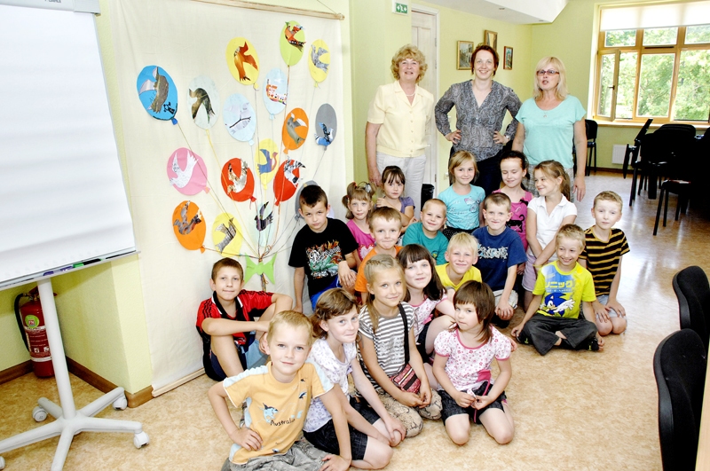 Dienas nometnes bērni ar pedagoģēm Jadvigu Andužu, Skaidrīti Balodi un Agati Vītolu cer, ka karogā apslēptās bērnu vēlēšanās un sapņi ātri piepildīsies. 
Autors: Foto – Ivars Bogdanovs