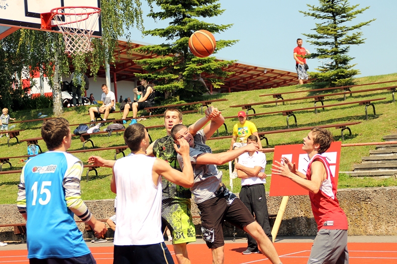 «Īslīce 2» basketbolisti cīnās par bumbu ar Iecavas «Black sports». 
Autors: Uldis Varnevičs