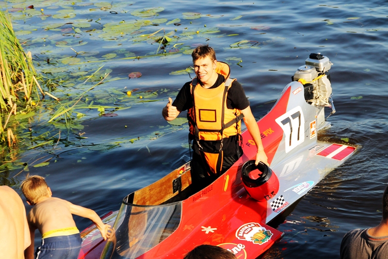 Viesturs Lācis jūnija sākumā izmēģināja braucienu ar ātrumlaivu. Tas bija tik aizraujoši, ka pēc mēneša Jelgavā startēja sacīkstēs un izcīnīja otro vietu.
Autors: no «Bauskas Dzīves» arhīva