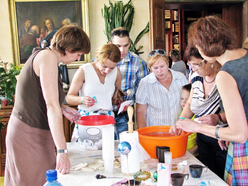 Salona «Meistars Gothards» radošajā darbnīcā iesaistījās daudzi interesenti. To vidū arī bijusī baušķeniece Aija Leitāne (trešā no labās). 
Autors: Vilnis Auzāns