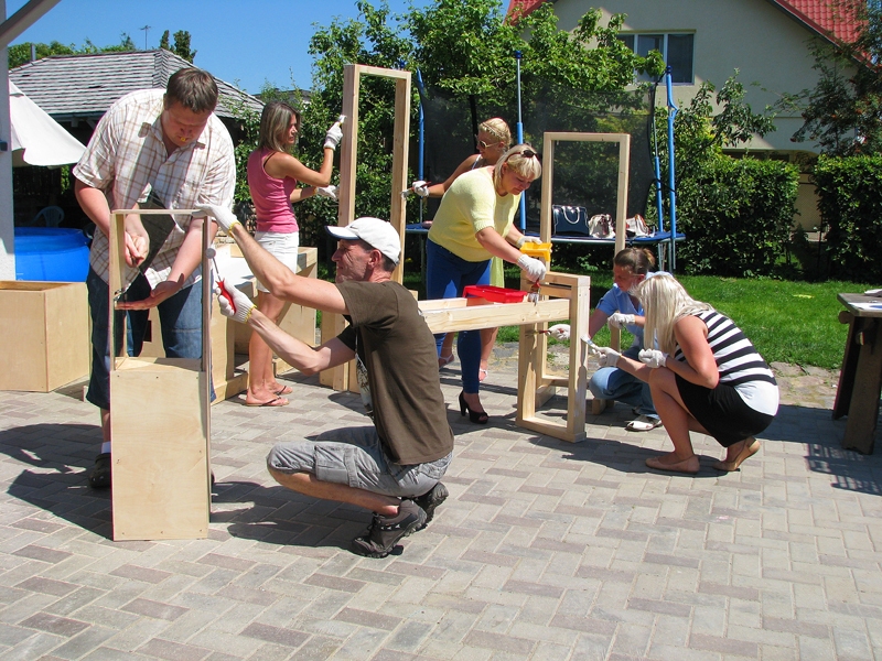 Biedrības «Bauskas sākumskolas padome» aktīvisti veic pēdējos darbus, lai taptu dabas procesus izzinošas eksperimentu stacijas.
Autors: Ivars Bogdanovs