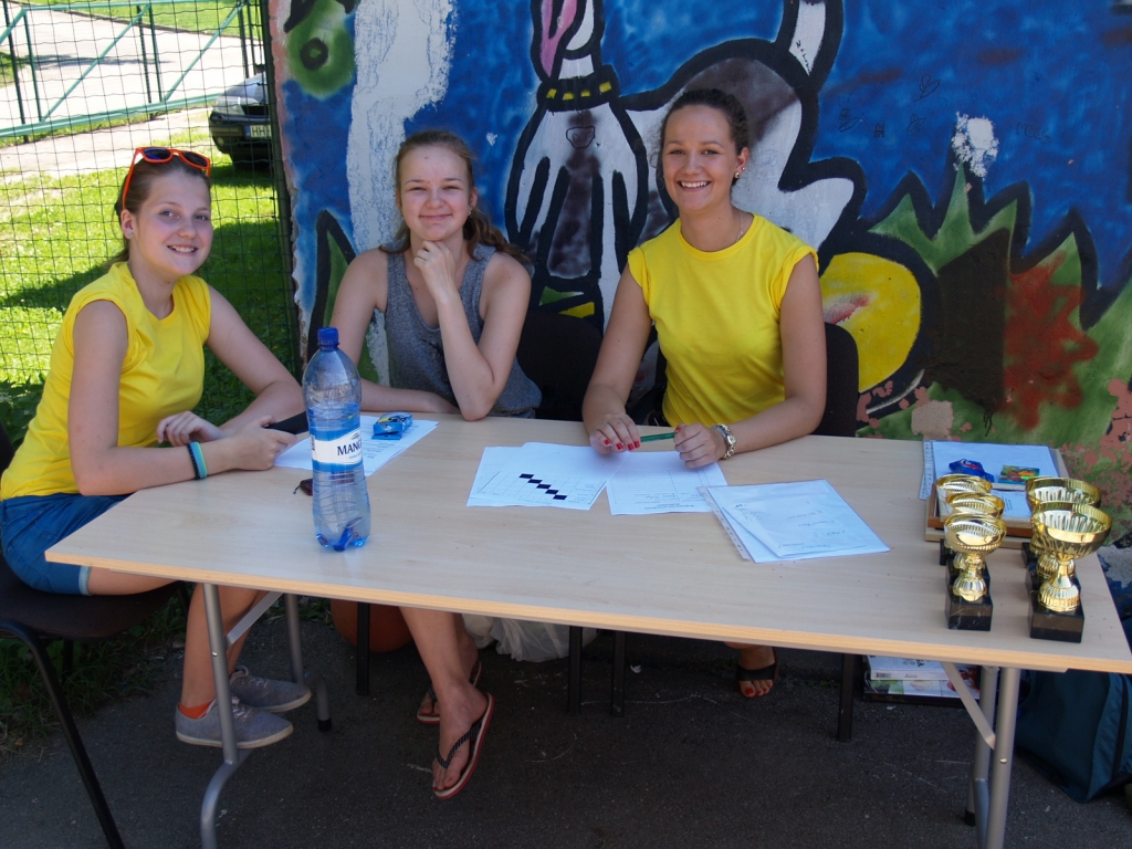 Sintija Janušēviča (no labās), Laura Volfa un Anna Emīlija Onzule pieskatīja, lai visi saraksti ir kārtībā.
Autors: Antra Ērgle