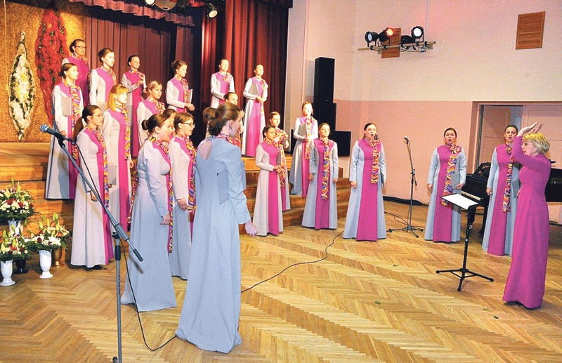 «Via Stella» kordiriģentes Lienes Batņas vadībā bieži dzied novada svētku reizēs Vecumnieku tautas namā. Tomēr 11. jūlijā jaunietēm īpaši atbildīga uzstāšanās – Rīgas Sv. Pētera baznīcā čempionu kategorijā sakrālās mūzikas konkursā.
Autors: Foto no «Bauskas Dzīves» arhīva.