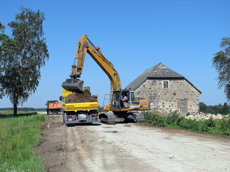 Pie Bruknas muižas rosās ceļu strādnieki, kuri noņem nomaļu uzaugumus. 
Autors: Vilnis Auzāns