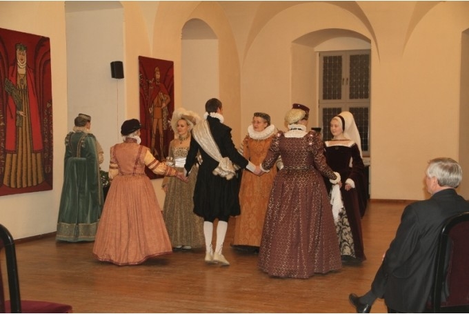 Koncertuzvedumā «Karaļa dārznieks un brīnumpuķe». piedalīsies Bauskas pils seno deju grupa «Galms».
Autors: no 