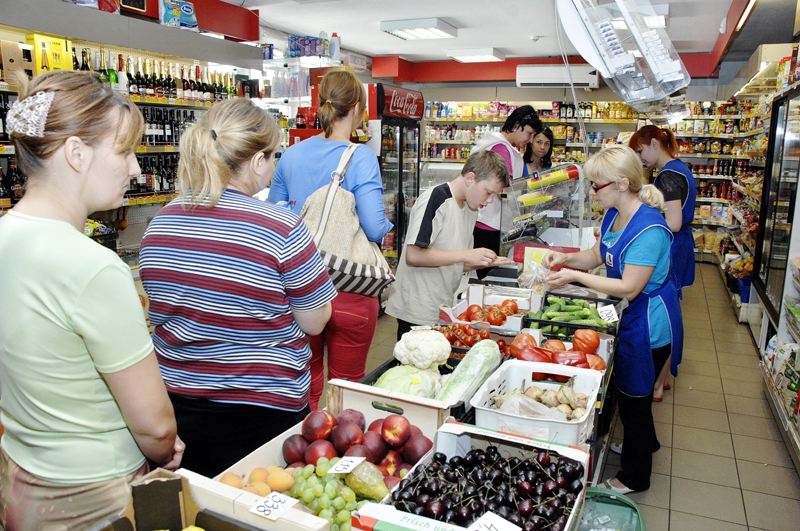 «Argo» veikalā Bauskas novada Codes pagastā «Bauskas Dzīve» nedēļas nogalē novēroja ļaužu pieplūdumu. Ar cenām eiro apraduši gan pircēji, gan pārdevēji.
Autors: Foto – Ivars Bogdanovs