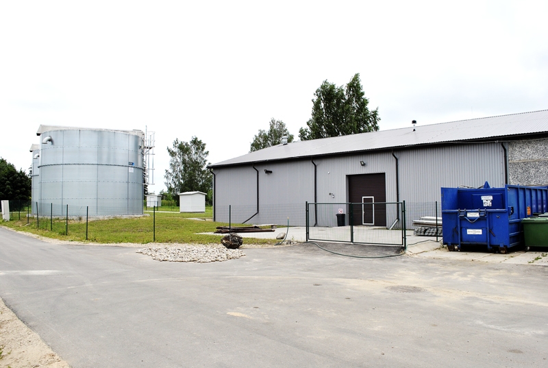 Atdzelžošanas iekārtām uzbūvēti jauni rezervuāri un angārs, kurā ir vieta arī atkritumu saimniecības tehnikai.
Autors: Antra Ērgle