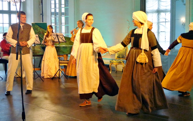 Bauskas pils seno deju grupa «Galms» koncertuzvedumā «Karaļa dārznieks un brīnumpuķe».
Autors: Ligita Asare