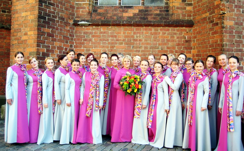 Vecumnieku novada jauniešu koris «Via Stella» kopā ar diriģenti Lieni Batņu brīdi pēc čempionu konkursa sakrālās mūzikas grupā Sv. Pētera baznīcā.
Autors: Inga Muižniece