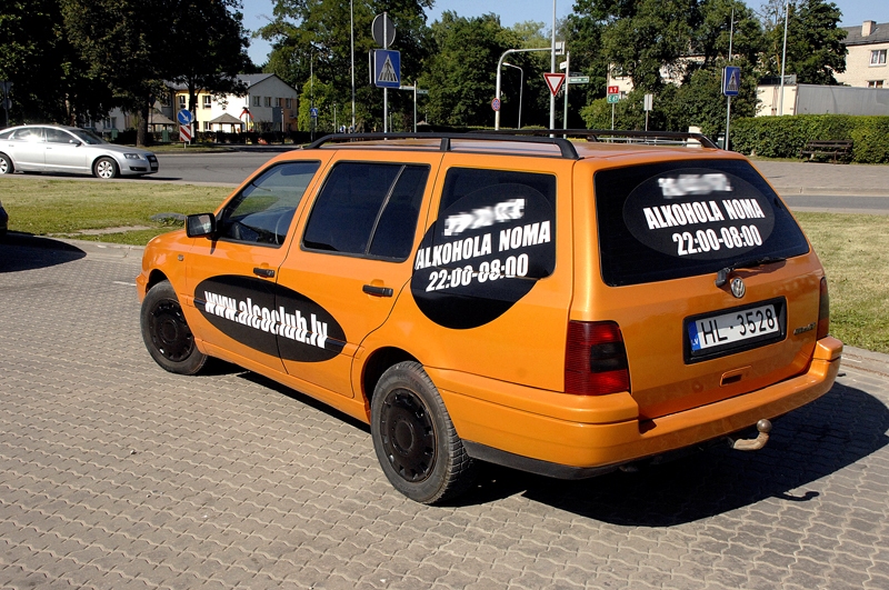 Bauskā ar vērienu izvērsta alkohola nomas pakalpojumu reklamēšana – lieli plakāti pilsētā un tuvākajos ciemos, uzlīmes uz automašīnām, skrejlapiņas.
Autors: Foto – Ivars Bogdanovs