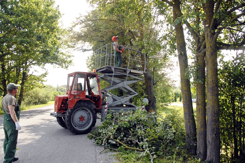 SIA «Vides serviss» darbinieki sakopa teritoriju no Mūsas tilta puses līdz Bērzkalnu pirmajai daudzdzīvokļu mājai.  
Autors: Ivars Bogdanovs 