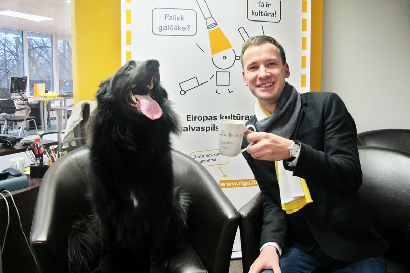 Mārtiņš Drēģeris, nodibinājuma «Rīga 2014» sabiedrisko attiecību programmas vadītājs, attēlā ir kopā ar suni vārdā Bairons. Rīgas – Eiropas kultūras galvaspilsētas – daudzos pasākumus palīdz rīkot un koordinēt arī brīvprātīgie, šis suns ir viens no viņiem. «Bairons čakli strādā, piemēram, sagaida apmeklētājus, apsargā biroju, mūsu «Rīga 2014» preses centrā,» tā «Bauskas Dzīvei» raksta Mārtiņš.
Autors: Foto – «Rīga 2014» preses centrs