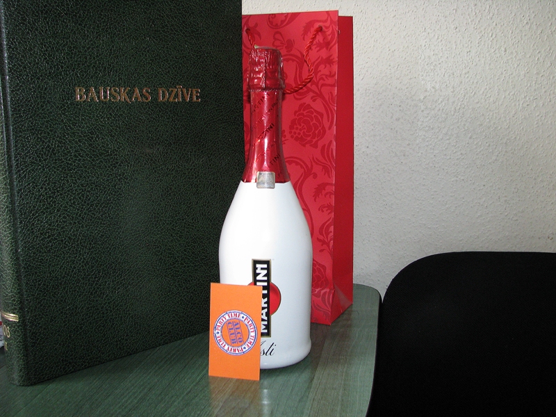 Par nelikumīgās alkohola nomas firmas pasniegto dāvanu redakcijai tika informēta Bauskas policija. 

Autors: Vilnis Auzāns