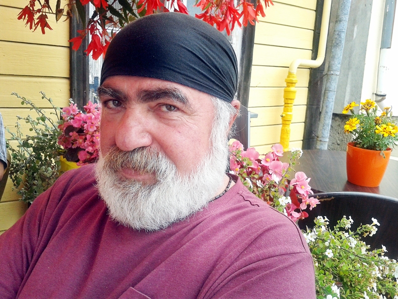 Nugzars Paksadze, gruzīnu mākslinieks, Bauskas kafejnīcas «Taverna» terasē.
Autors: Elga Grīnvalde