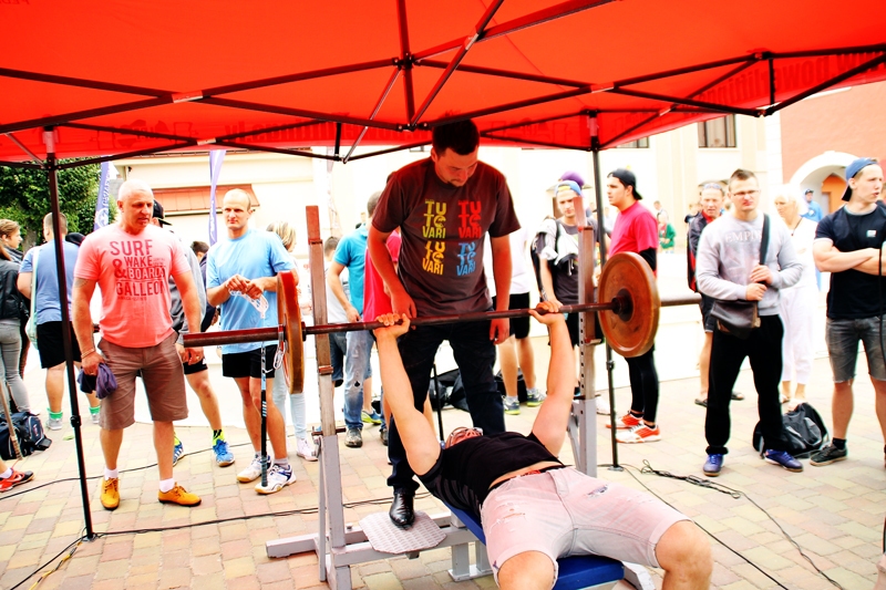 Maksims Adejevs spiež 50 kilogramu smago svaru stieni. Viņam tas izdevās 72 reizes. 
Autors: Foto – Uldis Varnevičs
