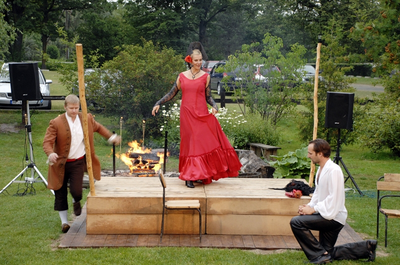 «Donu Žuanu» Ogres Tautas teātris izspēlē «Baltās mājas» pagalmā.
Autors: Foto – Ivars Bogdanovs