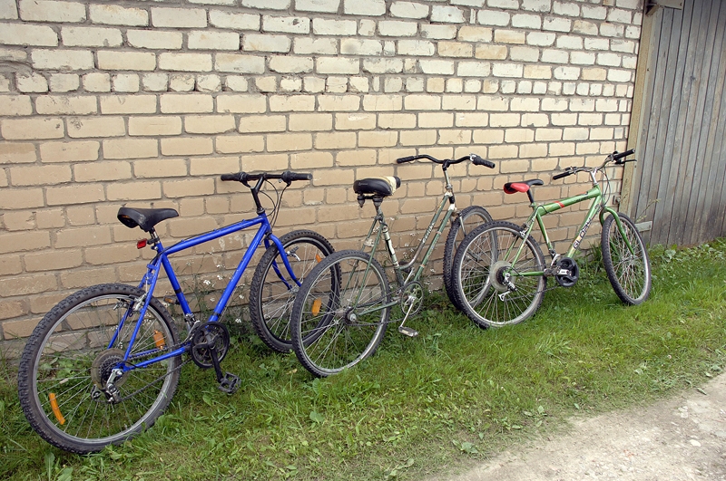 Bauskā, Rīgas ielā, šonedēļ uzieti vairāki zagti velosipēdi. Attēlā – daļa no tiem.
Autors: Ivars Bogdanovs