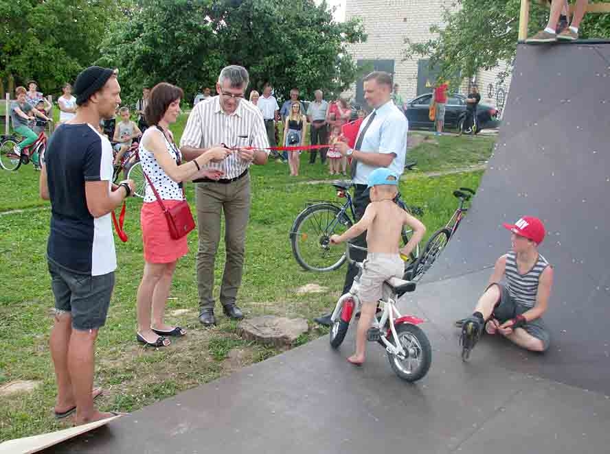 Skeitparku Bērzkalnos svinīgi atklāj Bauskas novada domes priekšsēdētājs Raitis Ābelnieks. 
Autors: Vilnis Auzāns