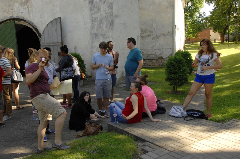 Koris no Kalifornijas uz mirkli piesēdis Bauskas luterāņu baznīcas dārzā.
Autors: Ivars Bogdanovs