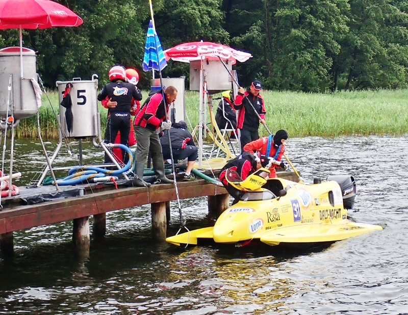 Polijas pilsētā Augustovā – degvielas uzpilde un pilotu maiņa izturības braucienā.
Autors: Foto no A. Slaktera albuma. 