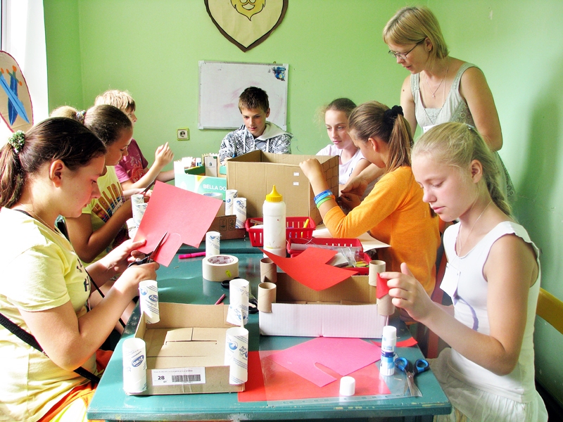 Rokdarbu pasniedzēja Gunita Ūdre palīdz audzēkņiem celt savas stiprās ķēniņa pilis. 
Autors: Foto – Vilnis Auzāns