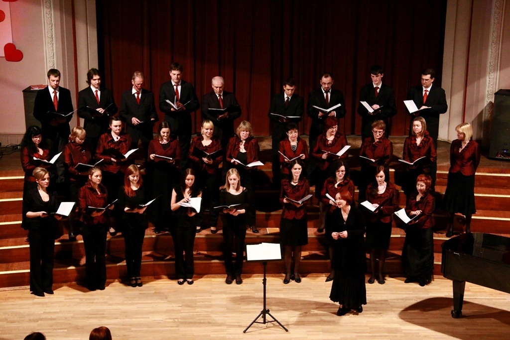 Koris «Mežotne» konkursā dziedāja Zemgales novada tautastērpos, ko nofotografēt neizdevās. Piedāvājam kora foto no tautas fotostudijas «Bauska» vadītājas L. Kaufmanes arhīva.
Autors: Linda Kaufmane