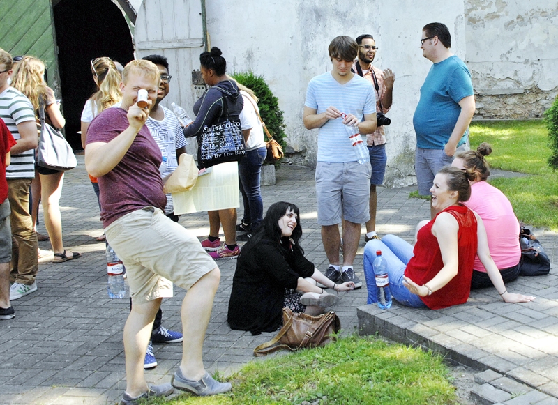 Koris no Kalifornijas «The Sunday Night Singers» uz mirkli piesēdis Bauskas luterāņu baznīcas dārzā. 
Autors: Ivars Bogdanovs